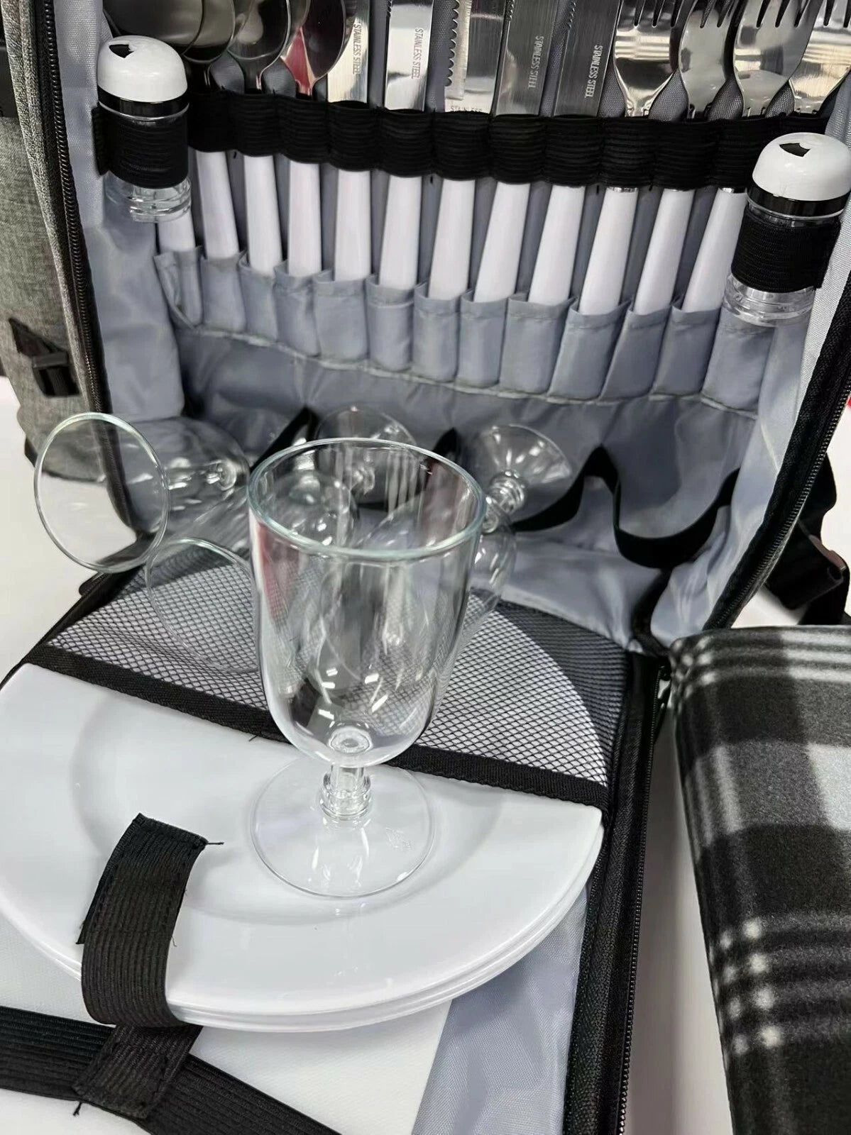 4-Person Picnic Bag Backpack with a Rug, Bottle Holder & Accessories - GTools